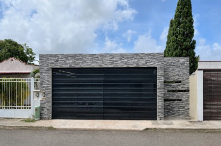 Casa en venta en las Americas primera etapa de una planta con alberca